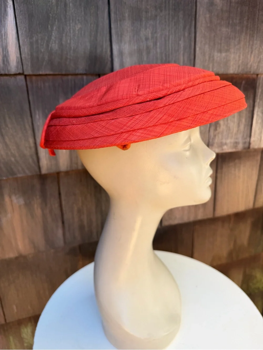 Vintage 1960s saucer style hat rusty orange fabric bow size OS no label.